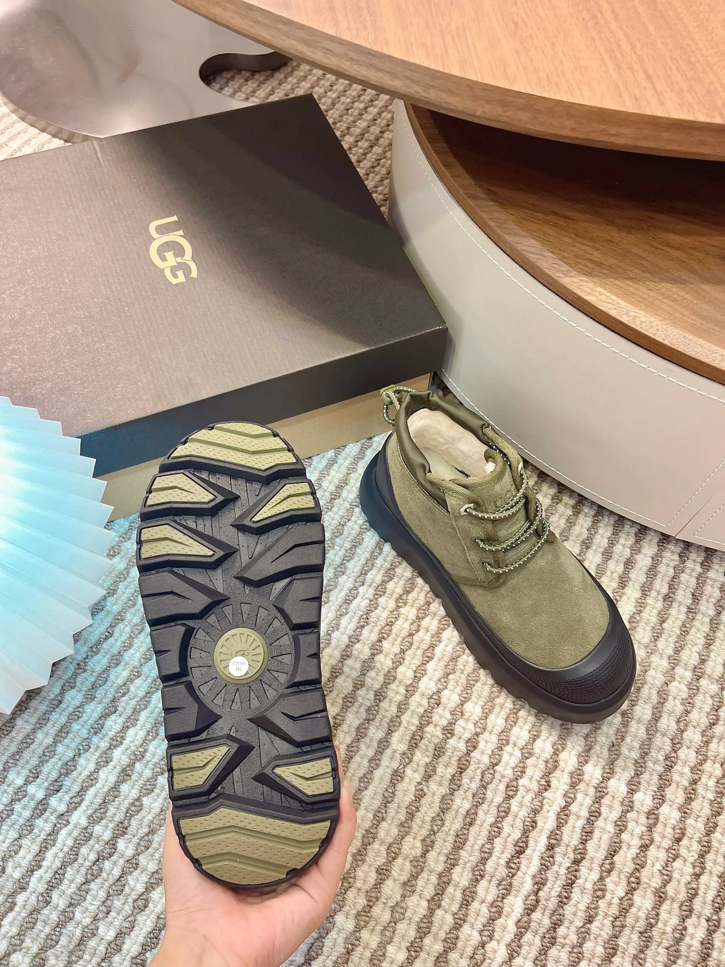 【UGG】 P: 560💰 Couple shoes Size: Women’s size 35-40 / Men’s size 40-44 UGG Tasman Weather Hybrid slip-on snow boots👢 Wang Yibo's same style 👏 adds a large orange sole to the classic Tasman shoe style, functional color contrast design, environmentally friendly waterproof and snowproof material, which has both fashionable and functional attributes. At the same time, it is paired with the new UGG furry shoes Keen's furry color-blocking jacket. Bright orange and maroon collide to create a new light outdoor style and open up a new travel experience in early autumn! Using the best materials, the 17mm fur integrated surface is warmer and breathable, and the outsole is upgraded to a lightweight and wear-resistant light wing technology outsole!